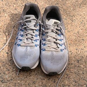 Nike Men’s Light Gray Running Shoes with Blue Accents